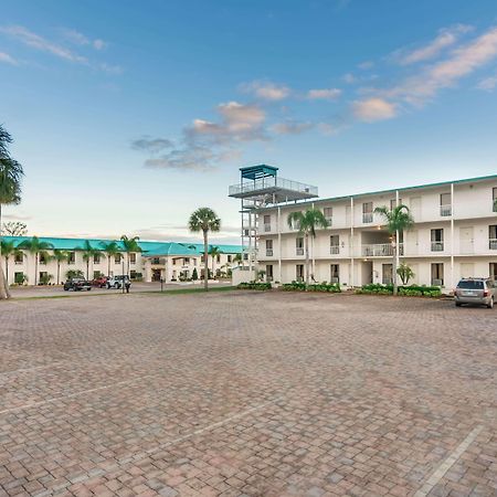 Days Inn & Suites By Wyndham Lake אוקיצ'ובי מראה חיצוני תמונה