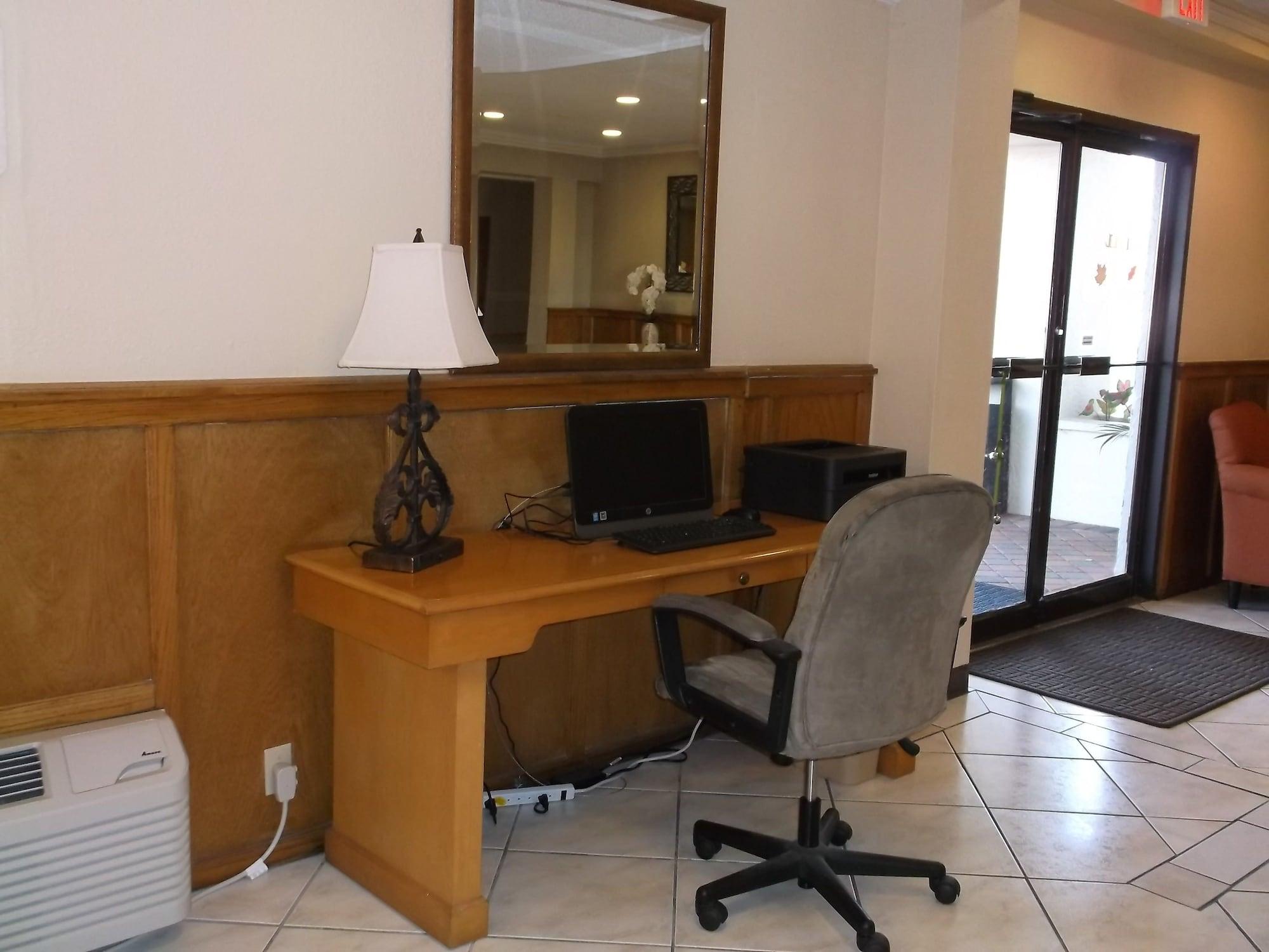 Days Inn & Suites By Wyndham Lake אוקיצ'ובי מראה חיצוני תמונה