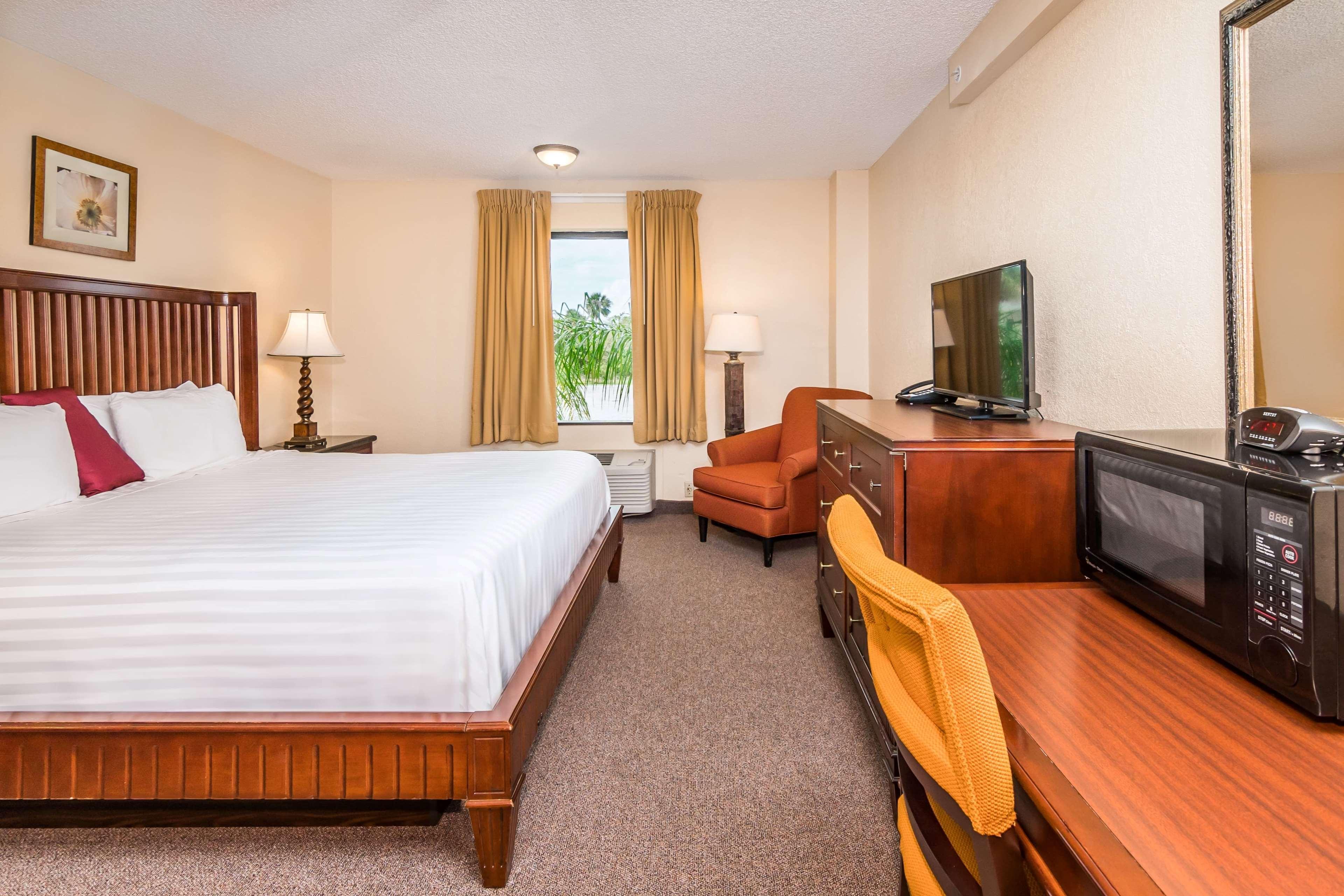 Days Inn & Suites By Wyndham Lake אוקיצ'ובי מראה חיצוני תמונה