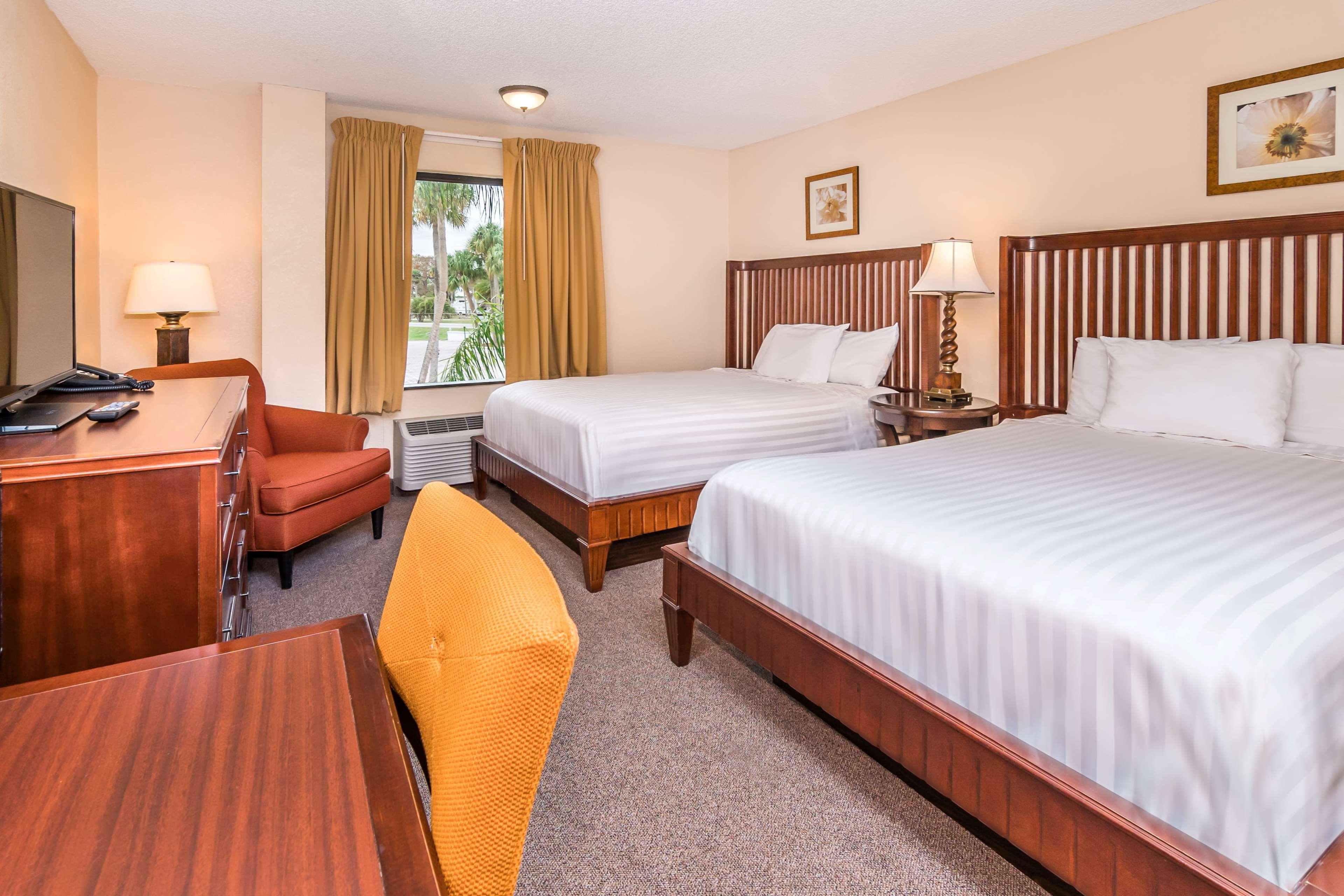 Days Inn & Suites By Wyndham Lake אוקיצ'ובי מראה חיצוני תמונה