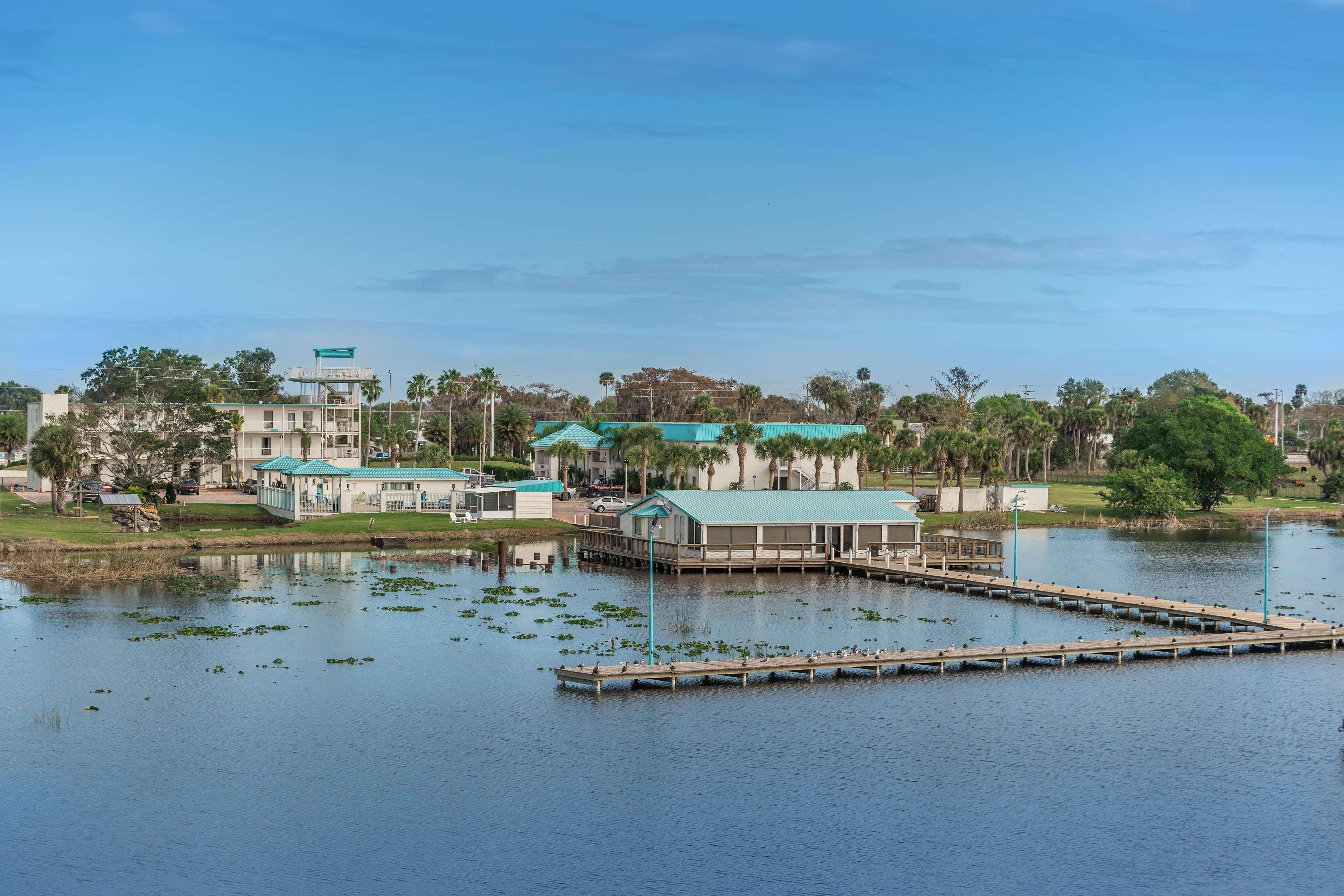 Days Inn & Suites By Wyndham Lake אוקיצ'ובי מראה חיצוני תמונה