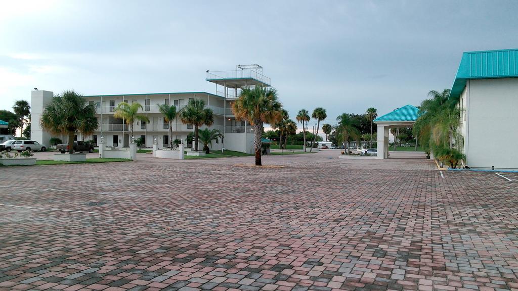 Days Inn & Suites By Wyndham Lake אוקיצ'ובי מראה חיצוני תמונה