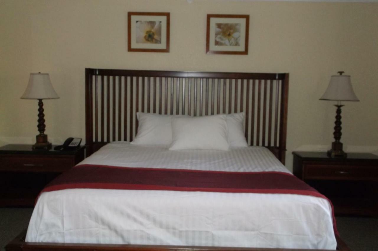 Days Inn & Suites By Wyndham Lake אוקיצ'ובי מראה חיצוני תמונה