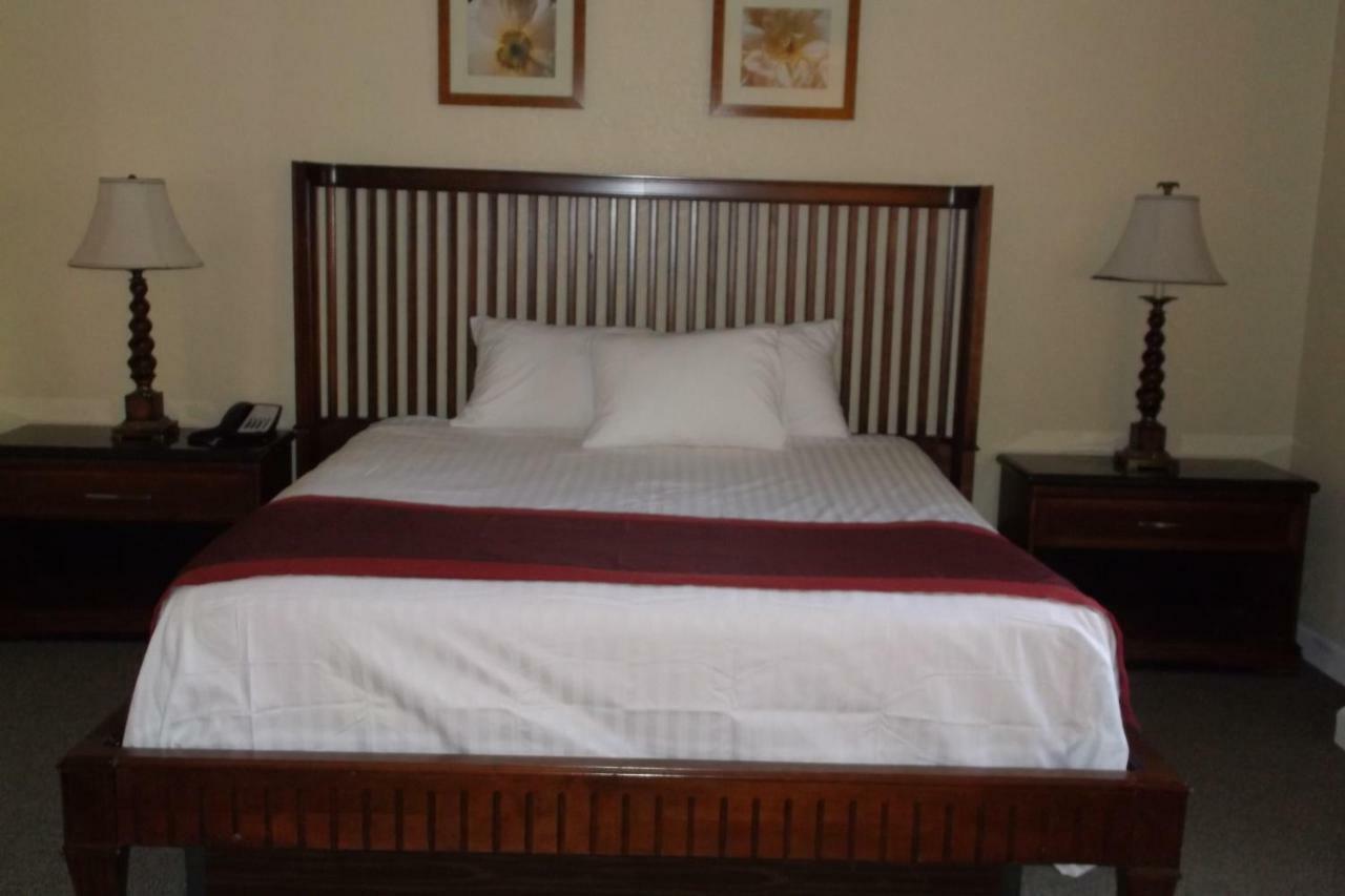 Days Inn & Suites By Wyndham Lake אוקיצ'ובי מראה חיצוני תמונה