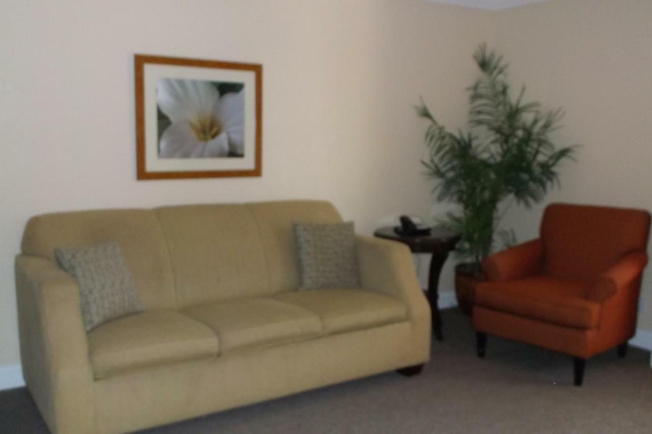 Days Inn & Suites By Wyndham Lake אוקיצ'ובי מראה חיצוני תמונה