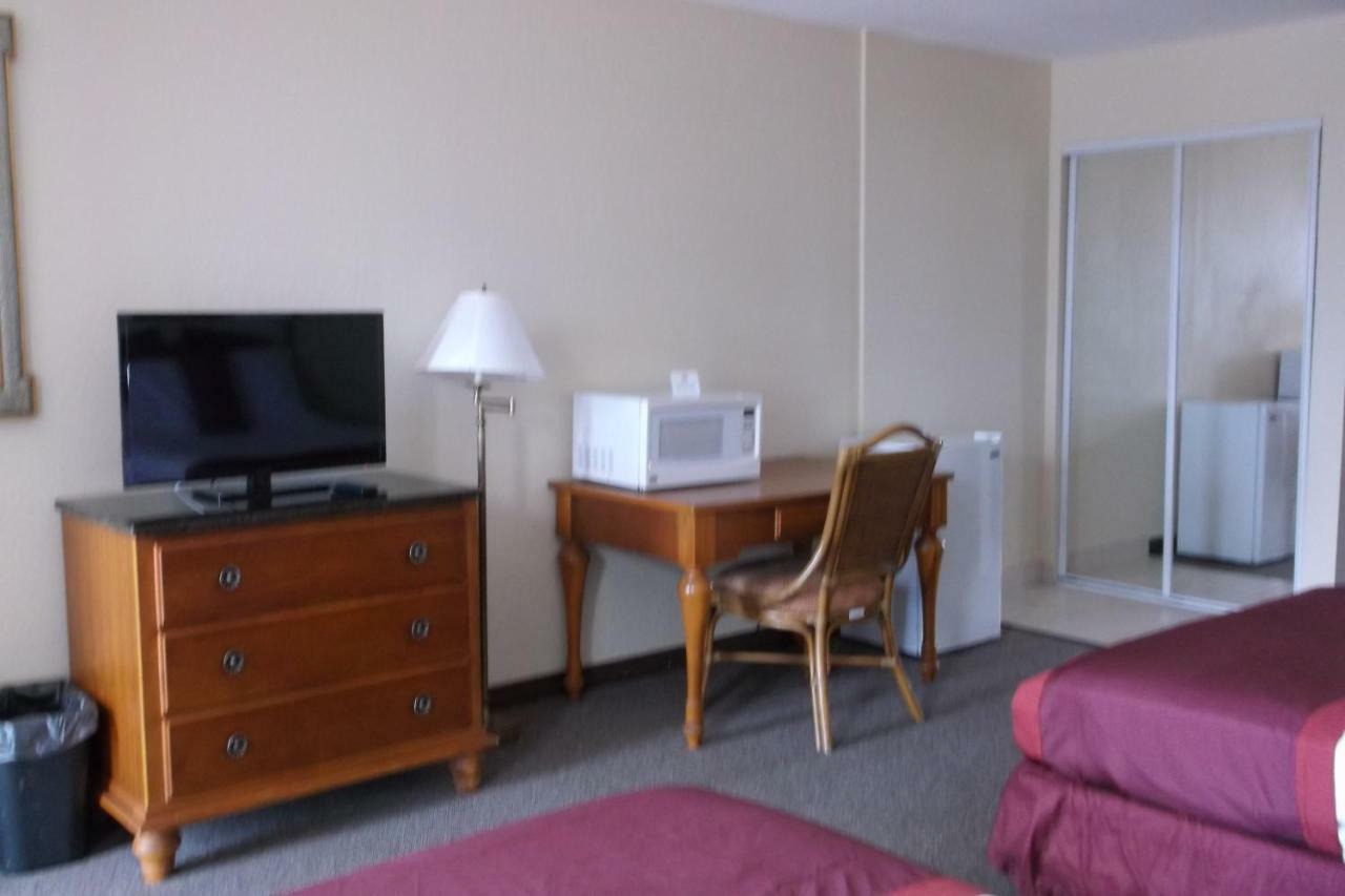 Days Inn & Suites By Wyndham Lake אוקיצ'ובי מראה חיצוני תמונה