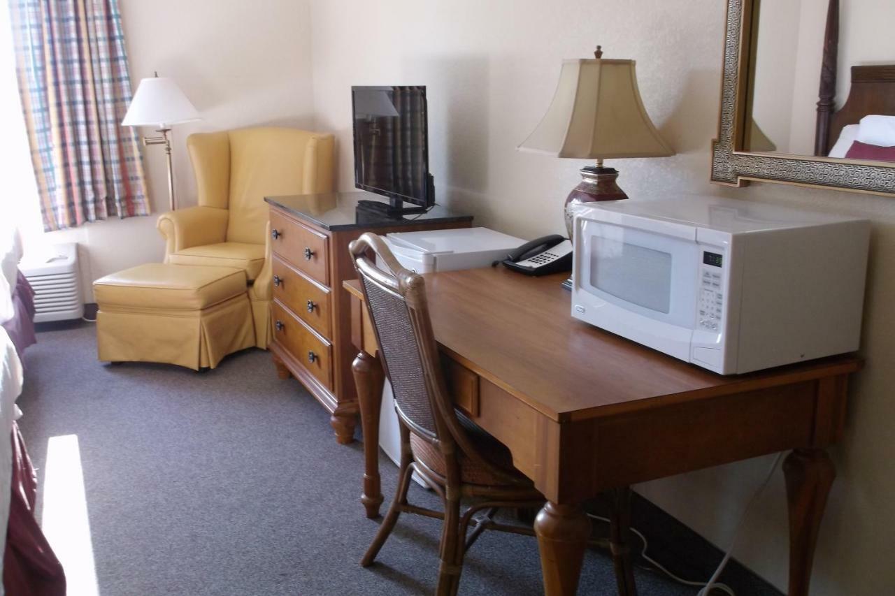 Days Inn & Suites By Wyndham Lake אוקיצ'ובי מראה חיצוני תמונה